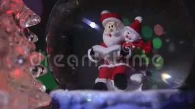 圣诞老人靠近一棵美丽、五颜六色`<strong>新年</strong>杉树，坐在玻璃球里，为孩子们准备<strong>新年礼</strong>物